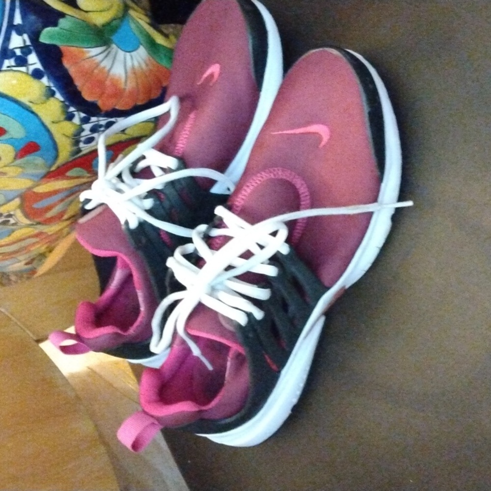 LIKE NEW NIKE WOMAN'S 8.5 YOUTH 7 PRESTO